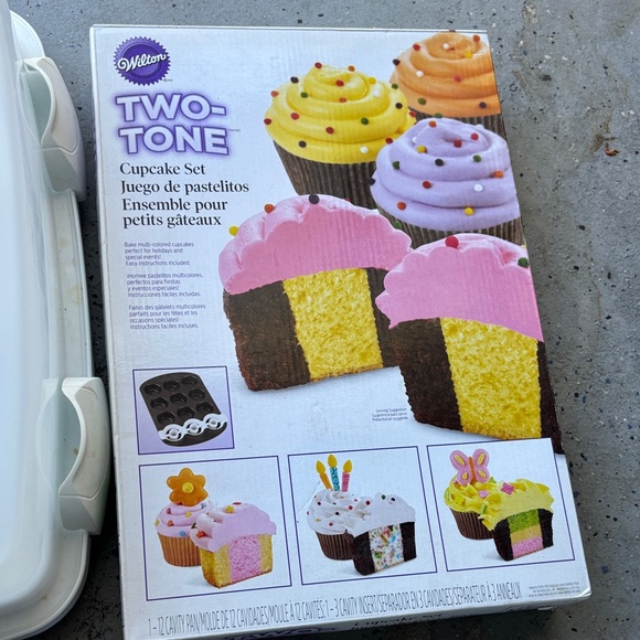 Wilton cupcake carrier and Two-Tone Cupcake Set with White and Pink Accents - Picture 2 of 6